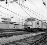 171808 Afbeelding van een electrisch treinstel mat. 1964 (plan V) van de N.S. te Amersfoort, met links het seinhuis ...